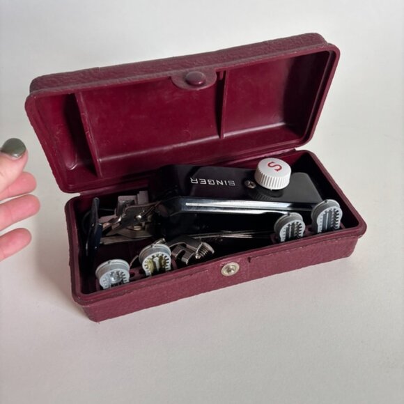 Vintage Singer Buttonholer W654321N with Original Burgundy Plastic Case - Picture 3 of 4